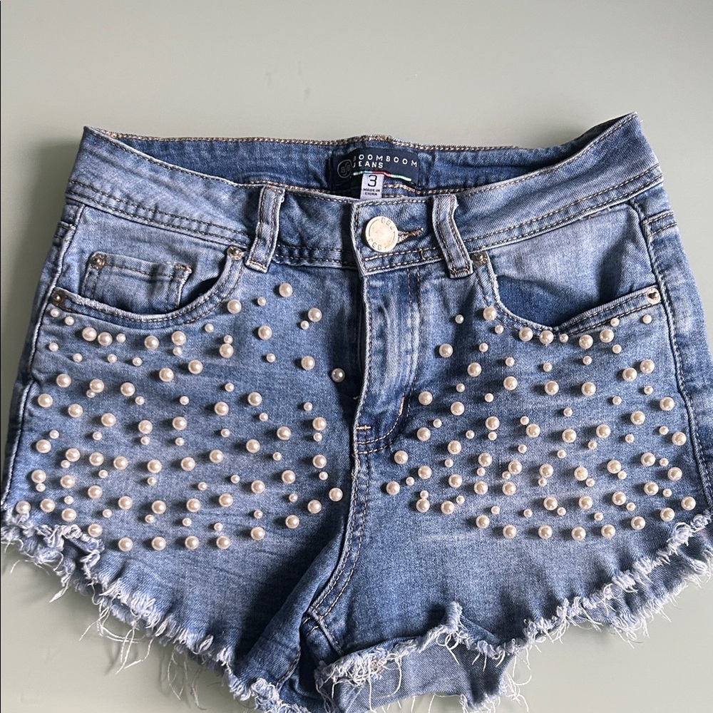 Trendy Blue Denim Shorts w/ Pearl Details – Size 3 – Cute & Pre-Loved